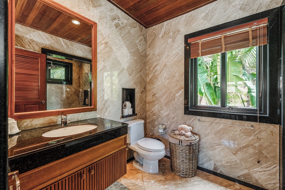 Naiharn 4br Private PoolVilla near Beach