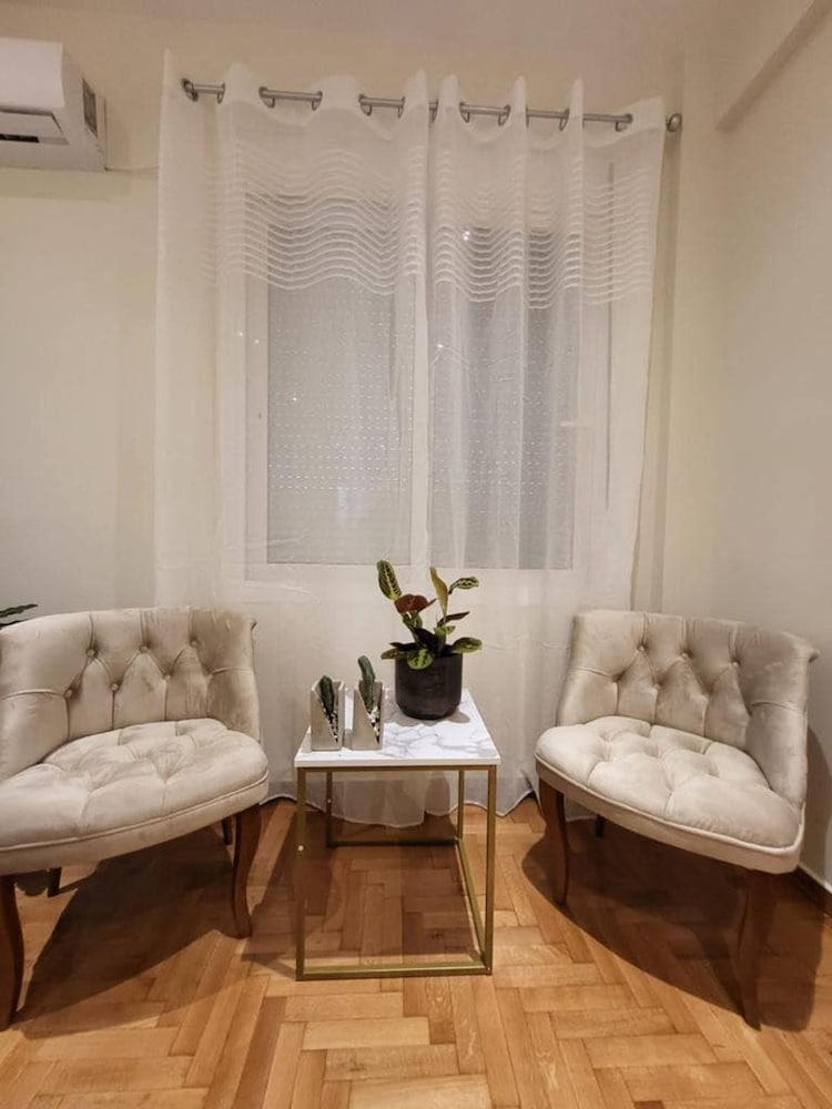 2 bd Renovated Flat at Acropolis