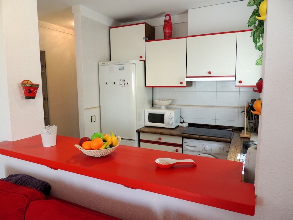Apartment by Roses Beach With Pool