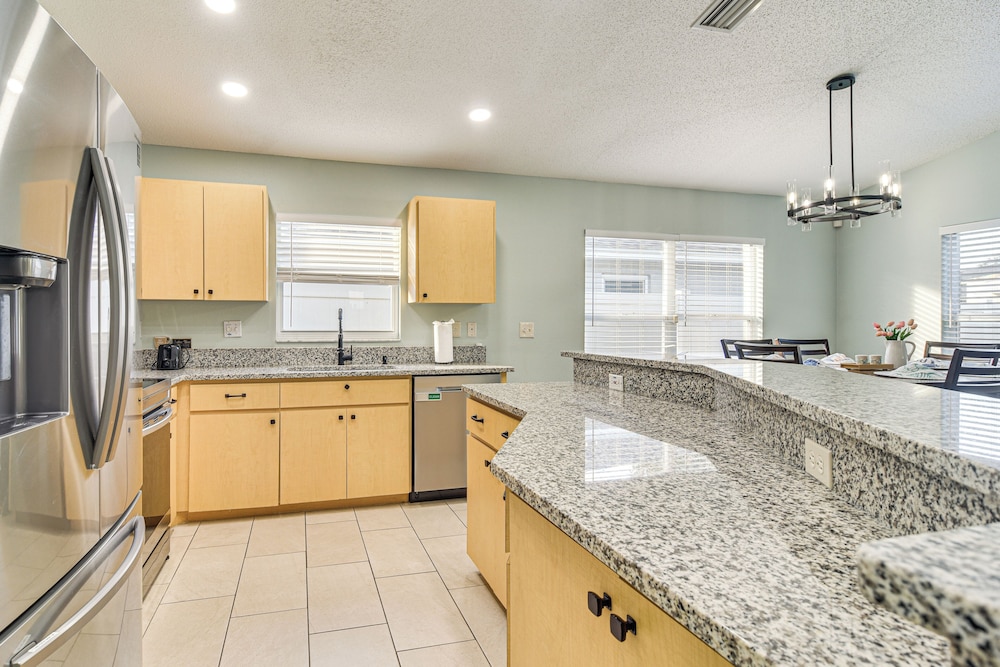3 Mi to Clearwater Beach: Home w/ Patio & Grill!