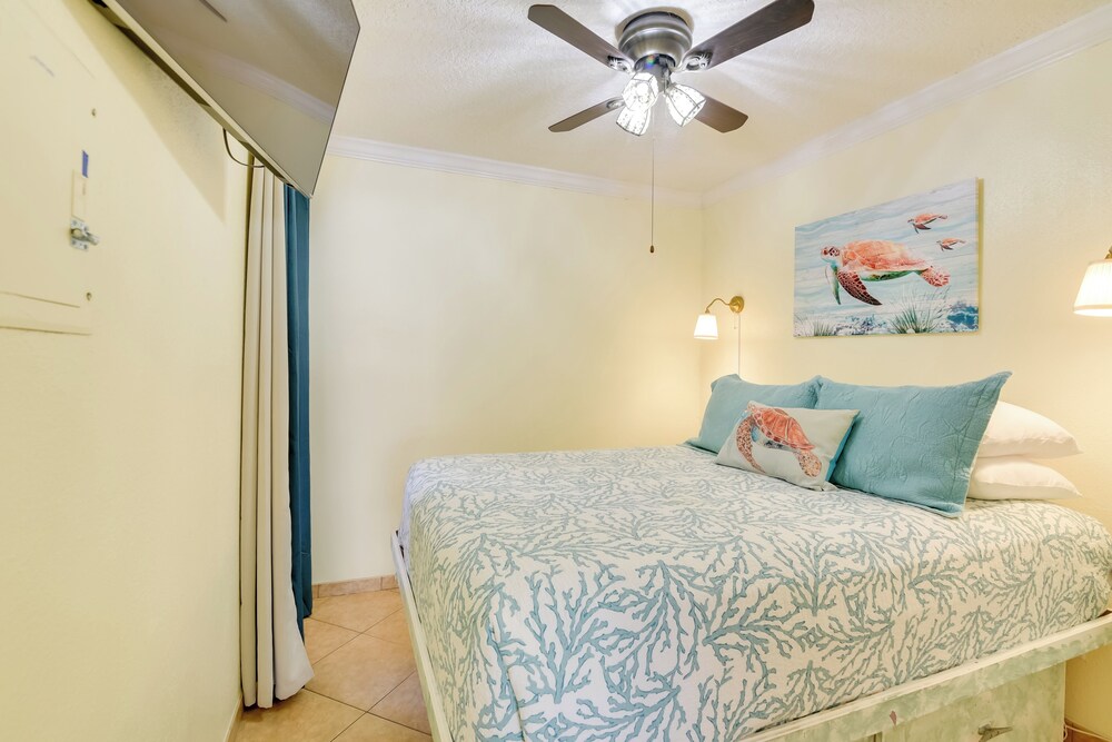 Walk to Galveston Beach: Resort Condo w/ Perks!