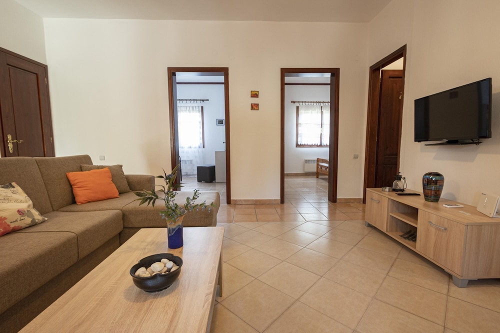 Linden House Left by Rentals Pro