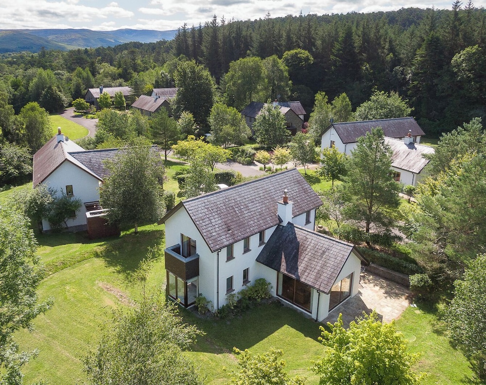 Spacious Kenmare Home to Sleep 8 Free use of Pool Onsite
