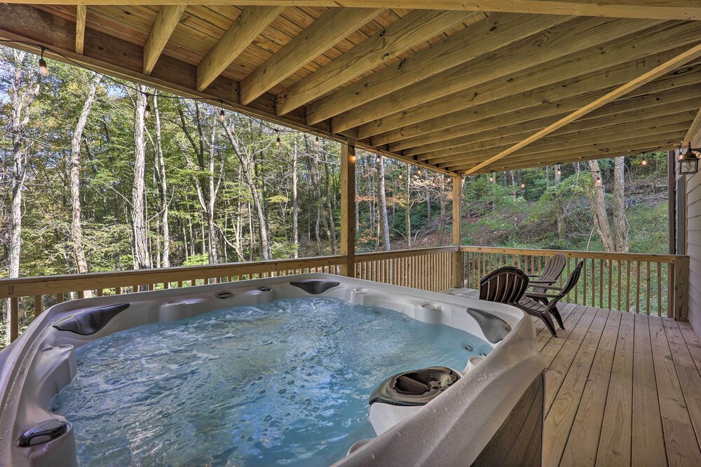 Treetop Cabin w/ Hot Tub, Near Appalachian Ski