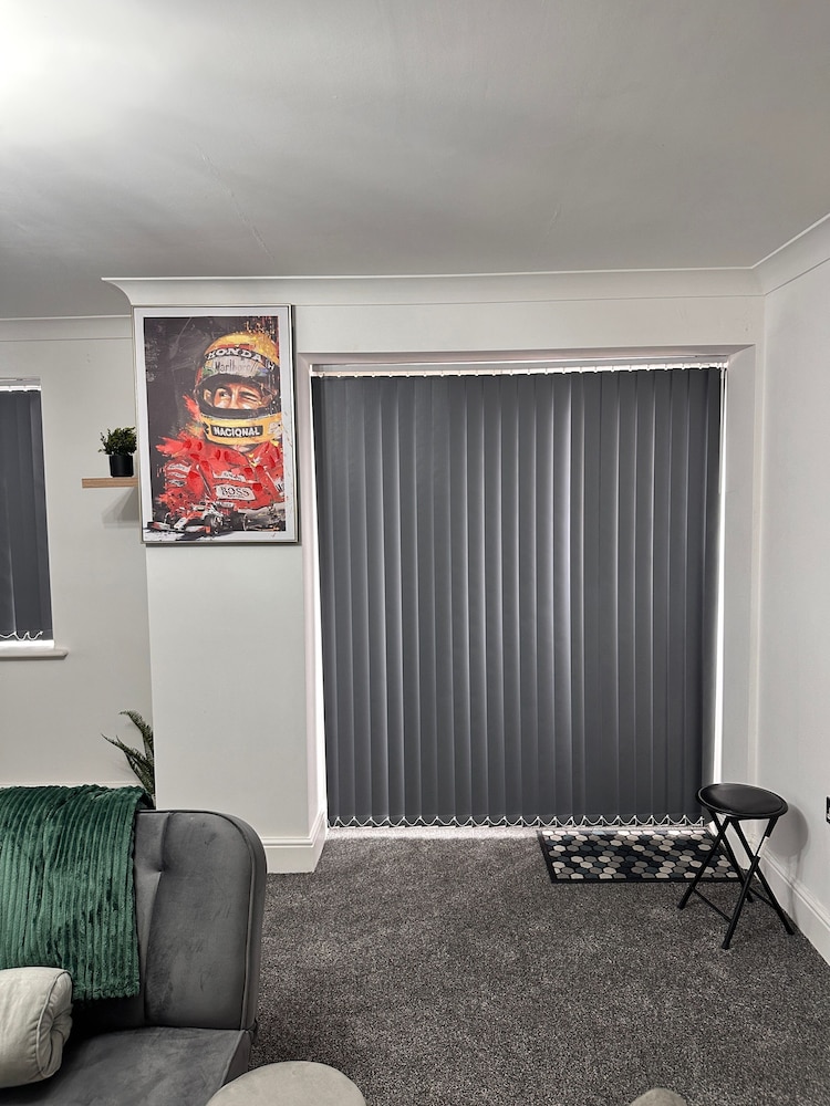 Charming Birmingham Apartment With Mini Balcony and Wifi With a Free Parking