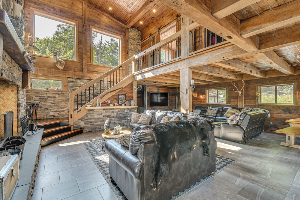 Luxe Cabin Compound 4 Mi to Cameron State Forest!