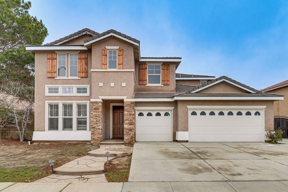 Pool, Patio & Games! Suburban Home in Palmdale