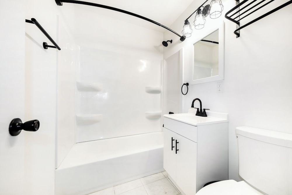 Modern 1BR Apt Near Lake & Downtown