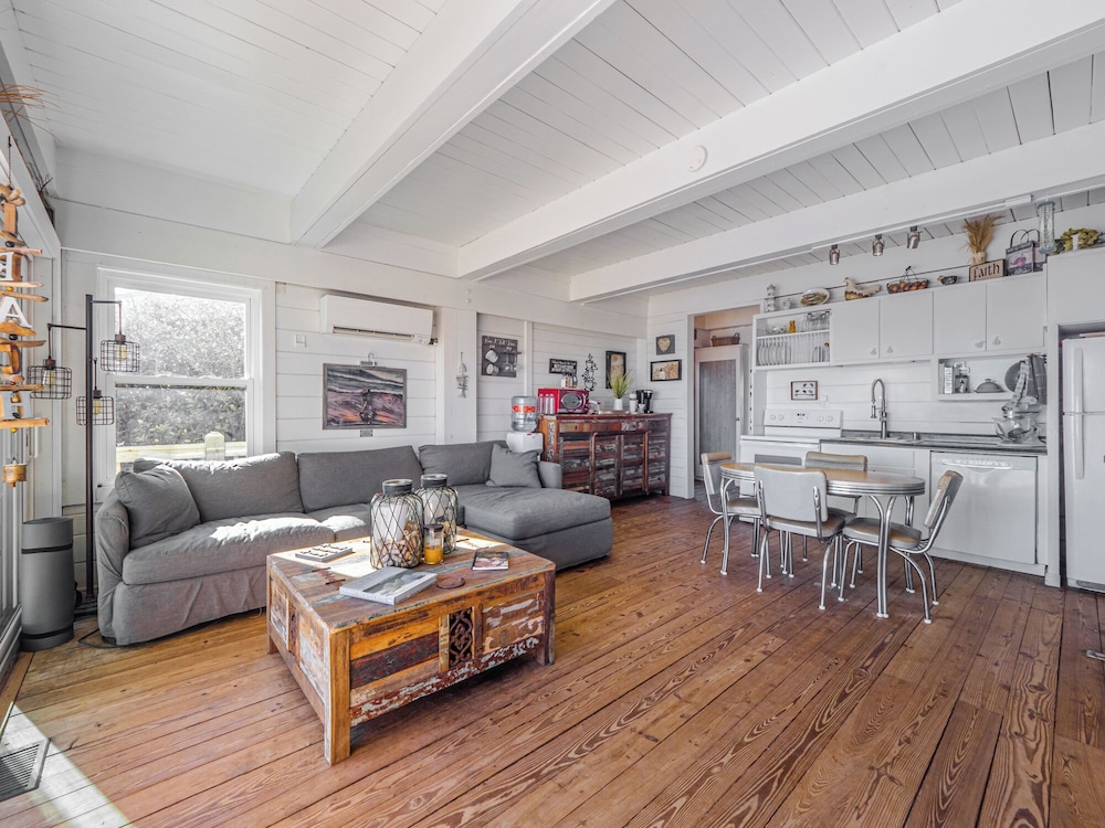 Vintage Vacation by Topsail Realty