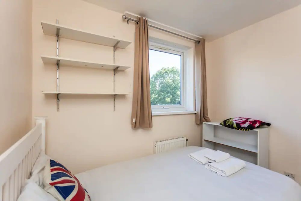 Homely 2 Bedroom House in Kennington With Garden
