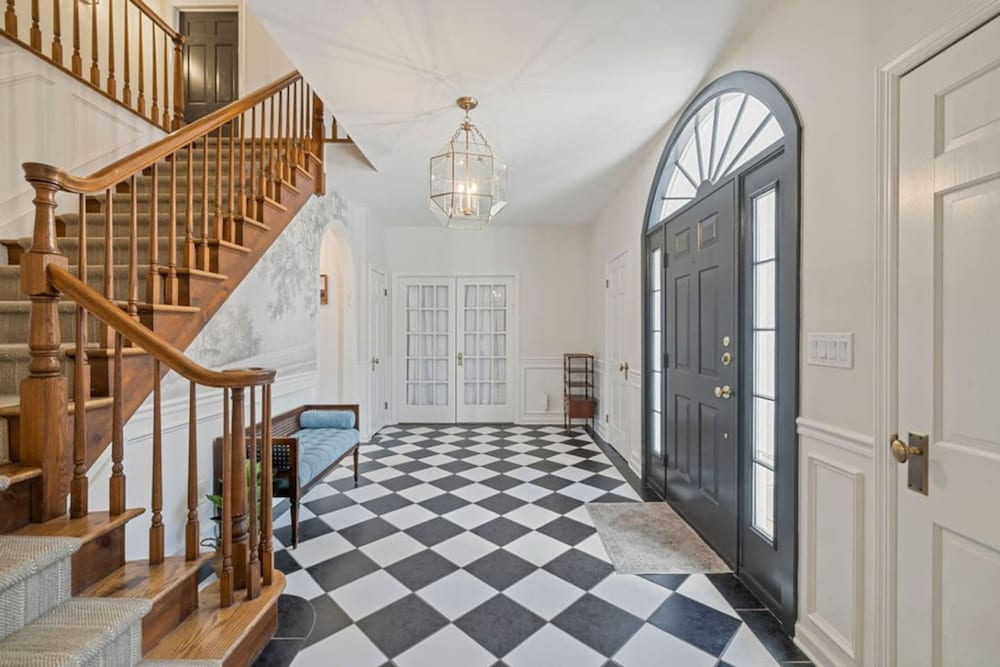 Peaceful Mini Mansion Sleeps 18