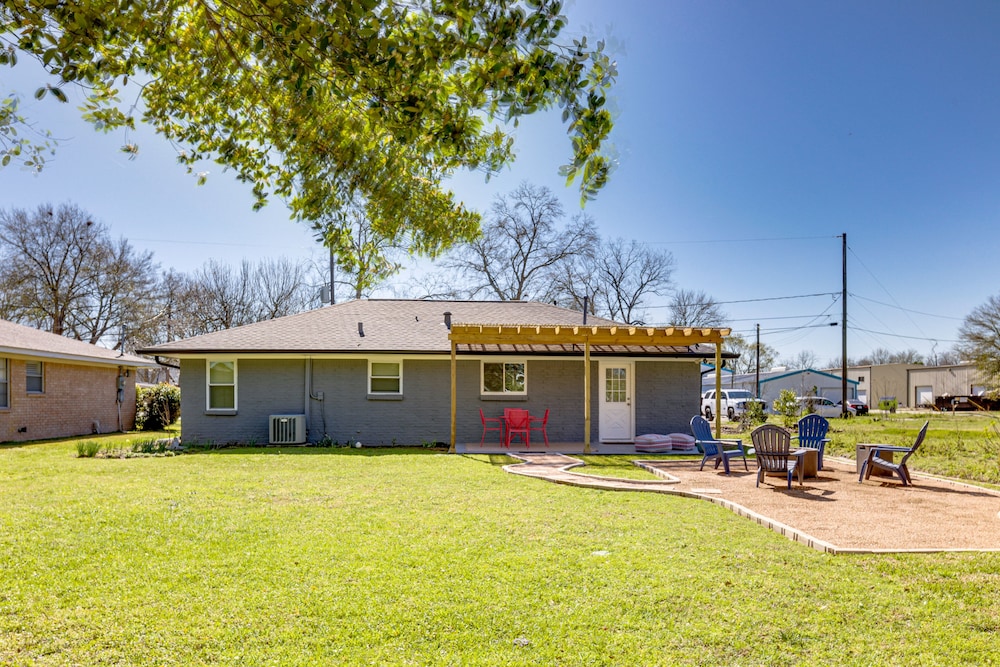 Pet-friendly Tomball Cottage: Steps to Downtown! view 5