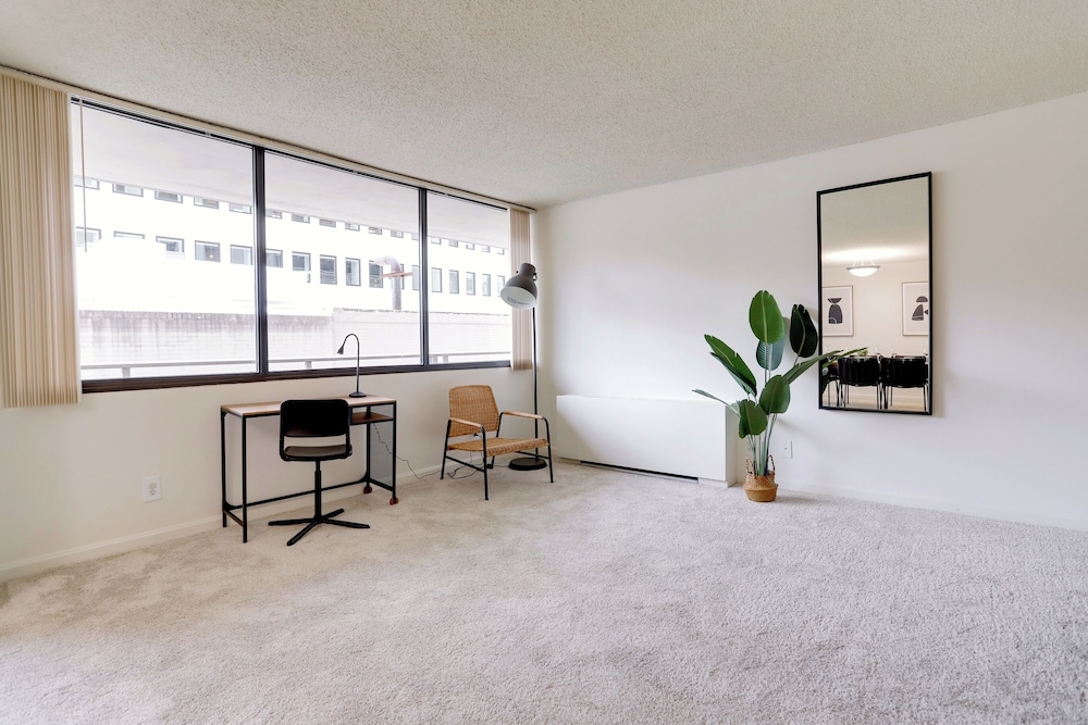 Modern 2BR Apt in Crystal City near D.C.