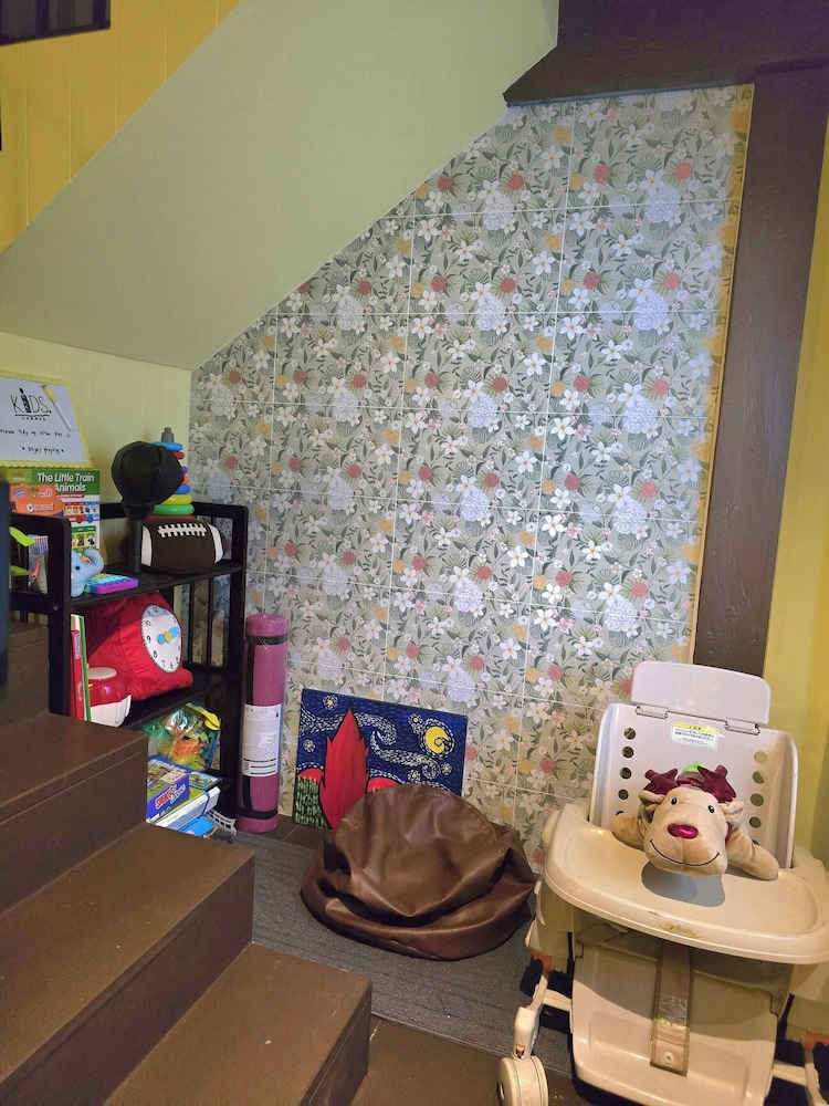 Homey Home UP Themed Near MRT Samyot