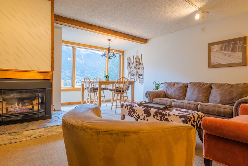 Comfortable Cozy Condo - Short Walk to American Eagle Lift - SH402 by RedAwning