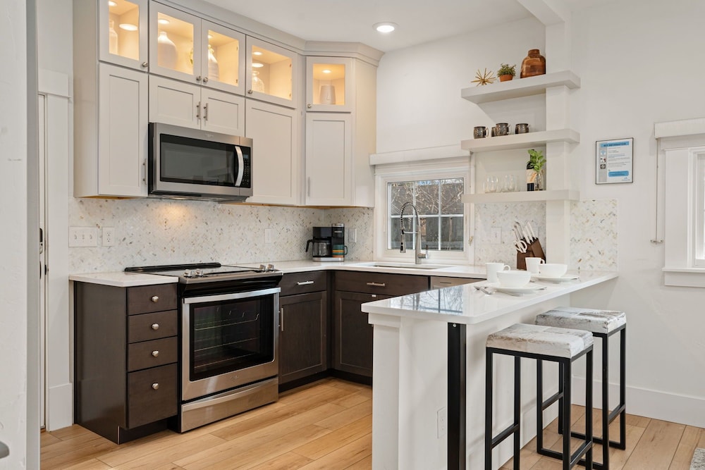 Chic Luxury Retreat in Old Town Walk Everywhere!