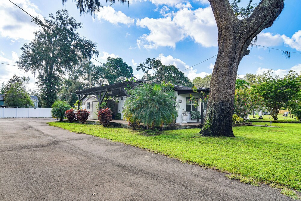 Hot Tub & Fenced Yard: Tranquil Home in Valrico!
