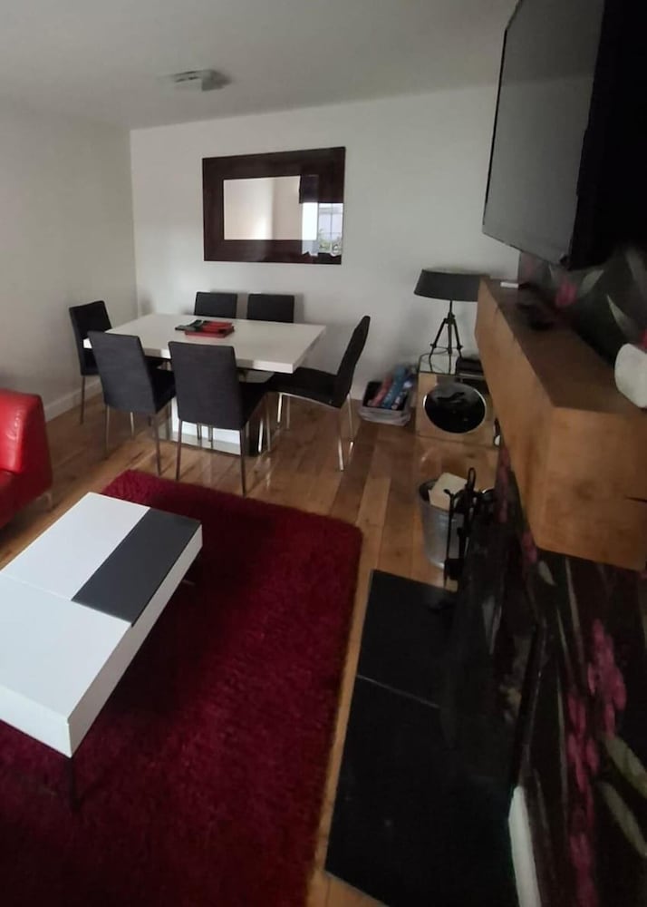 2 Bed Apartment - Sleeps 4 - Parking - Wifi
