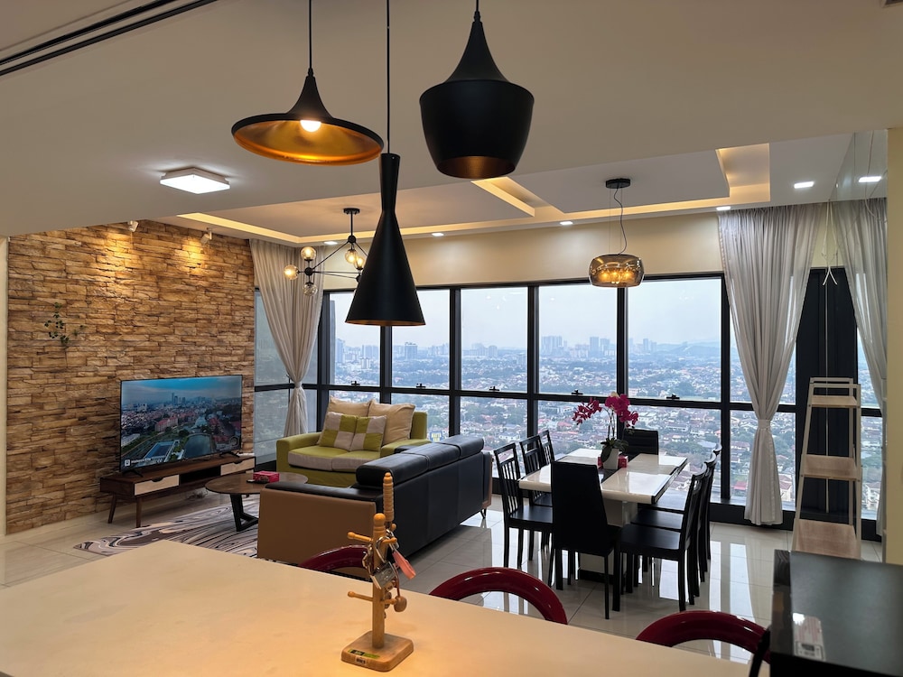 Skyline Luxe 4BR Retreat with En-suites