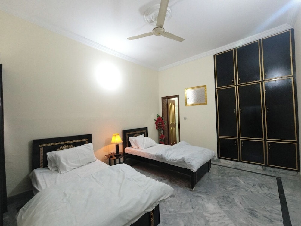 Room-room Cozy Guest Room in Rawalpindi