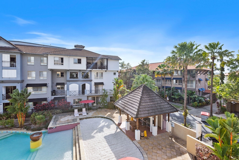 Lakeside Luxe Retreat - Pool View BBQ Spa Bath