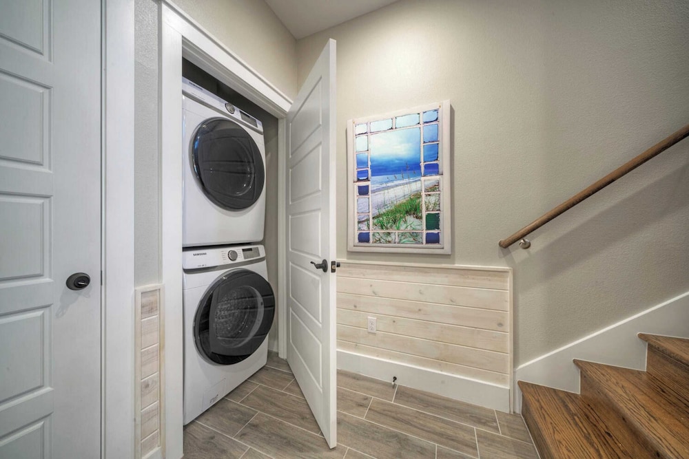 Sleeps 33! 4 Condos, Walk to the Beach, Resort-style Pool, Endless Summer Resort