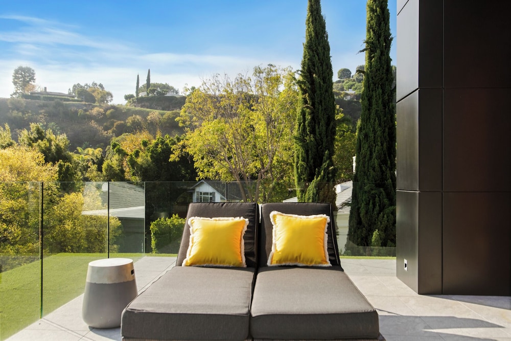 Belfast Estate - Mid-century Meets Modern - Luxe Poolside Villa