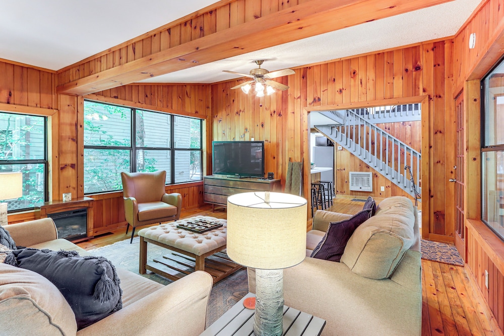 Cartecay River Retreat w/ Yard & Screened Porch!