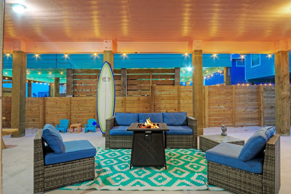 Sleeps 21, 2 Homes Private Pool, Patio Lounge w/ Fire Pit, Bar, TV, & Games