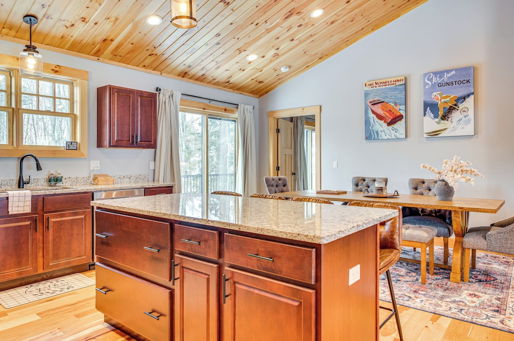 6 Mi to Lake Winnipesaukee: New Hampshire Home