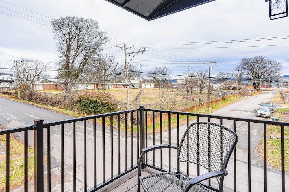 Balconies: Walkable Southside Chattanooga Condo!