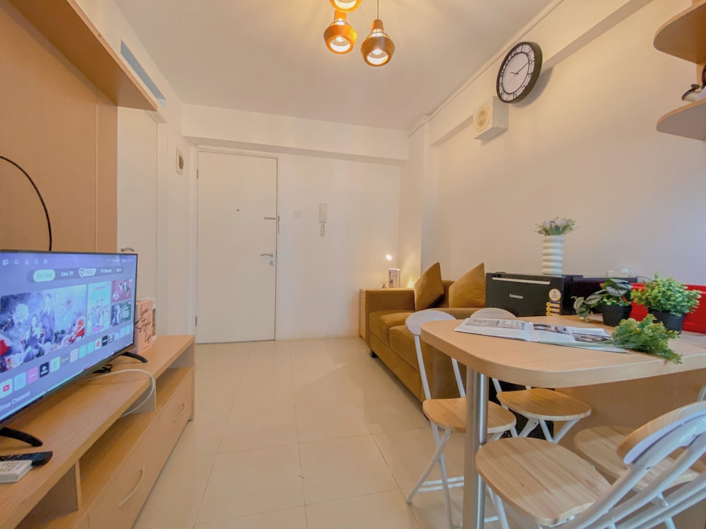 Comfy And Restfull 2Br Near Mall At Bassura City Apartment