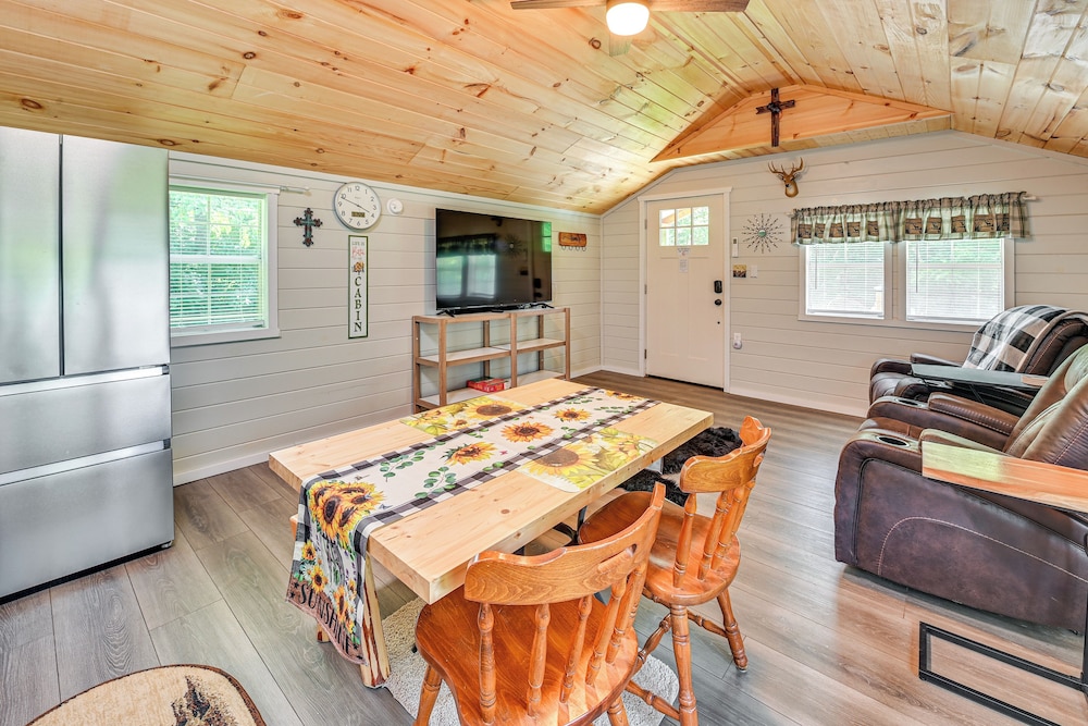 14 Mi to Kentucky Horse Park: Creekside Cabin