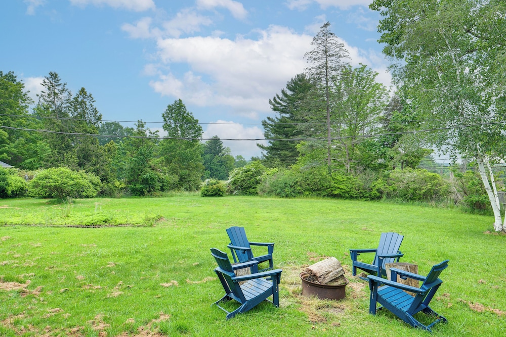 2 Mi to Chardon Square: Spacious Farmhouse
