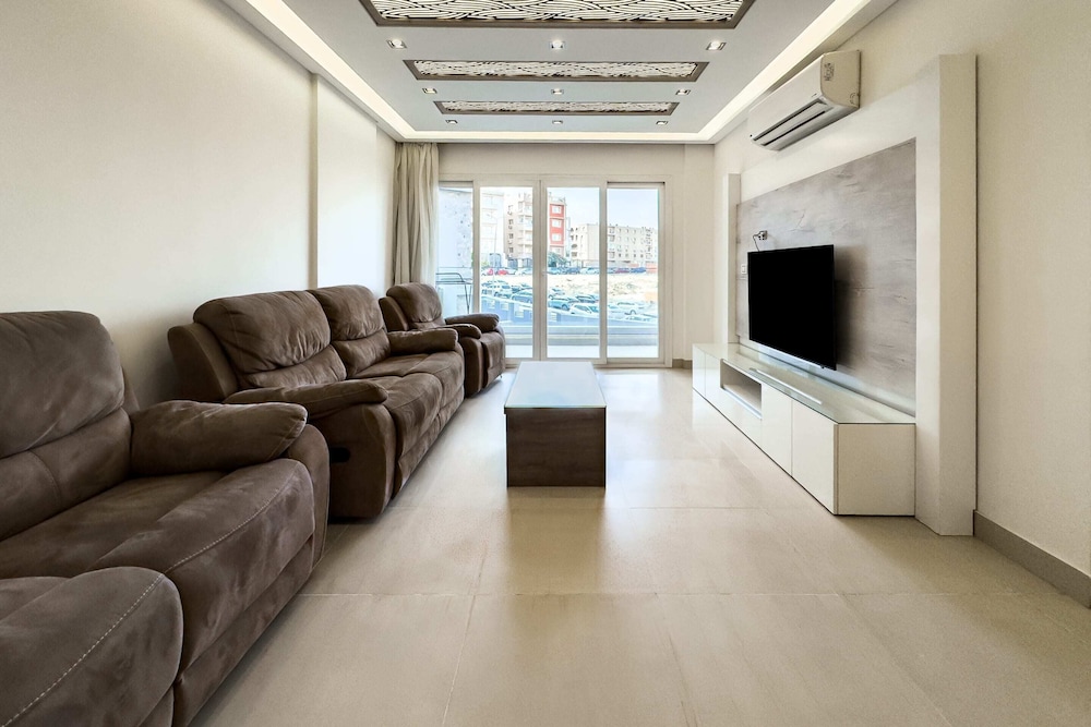 Fresh & Fabulous 2bdr - 5 min to Airport