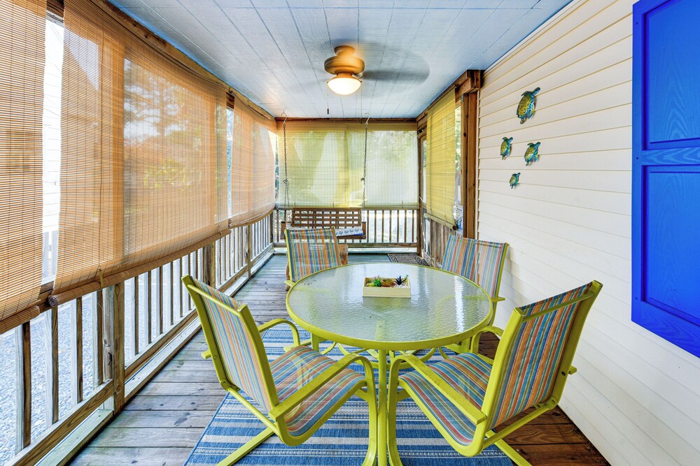 Cottage w/ Yard in Dtwn Chincoteague!