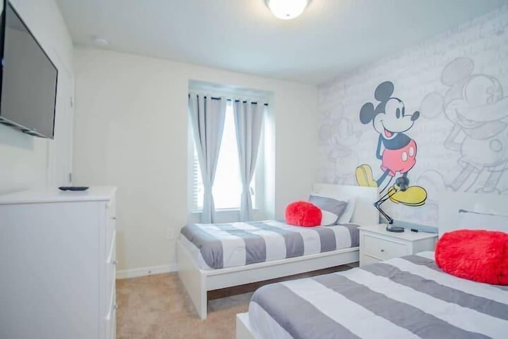 4606 TD - 5BR Townhome Marvel: Private Pool