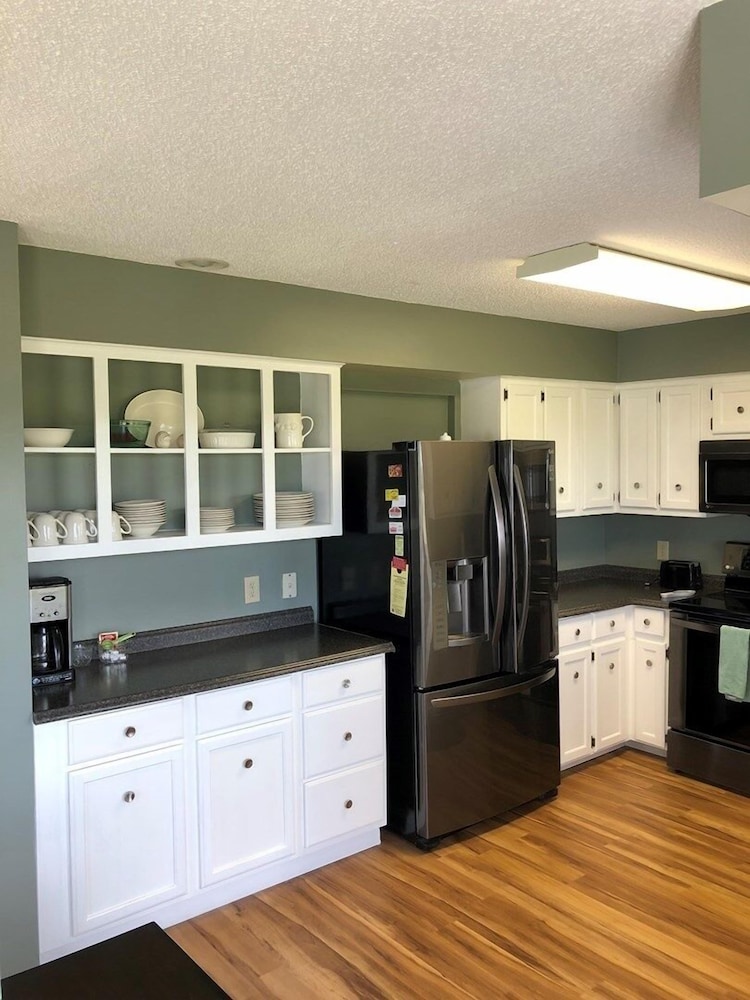 Tailslide Inn 4 Bedroom Home by RedAwning - Property Image 4