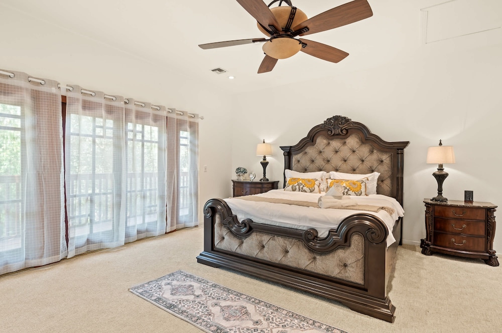 Mountain View Family Retreat w Game Room Scenic Decks