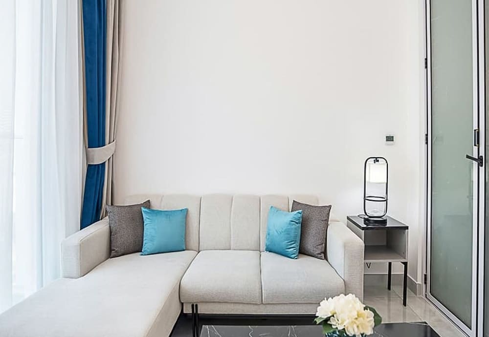 Homesgetaway -spacious 1BR Apt in Pearlz by Danube
