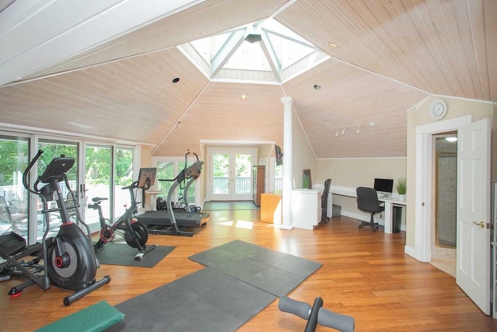 35 Acre Villa w/ Pool, Spa, Wine Cellar & Gym + Near Golf Club La Pearla Ranch by Avantstay