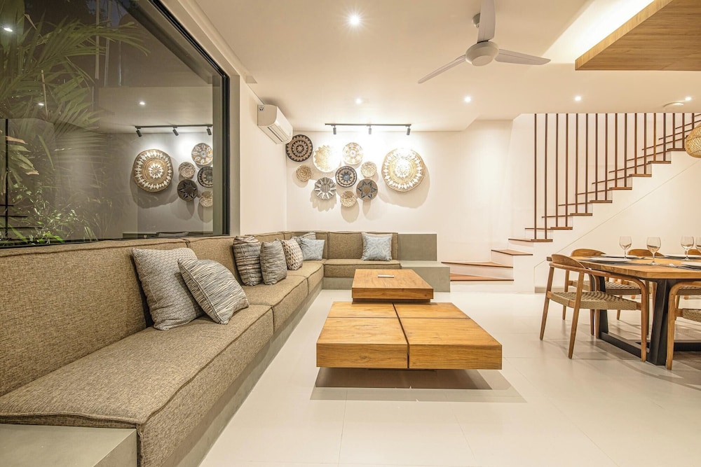 Luxury 5BR Retreat, 400m From Café Del Mar Shore