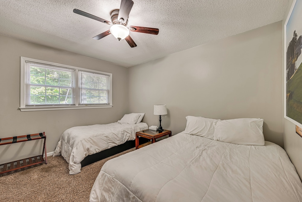 Golf Course Views & Games Galore - Vine Grove Gem!