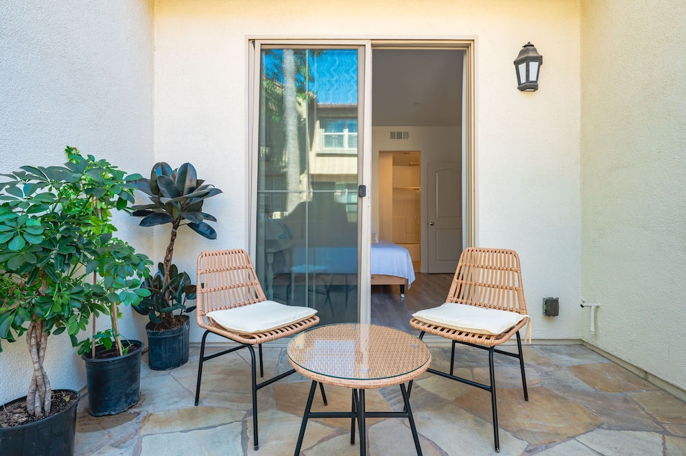 Private Entry Cozy Suite w Patio Bath Kitchenette