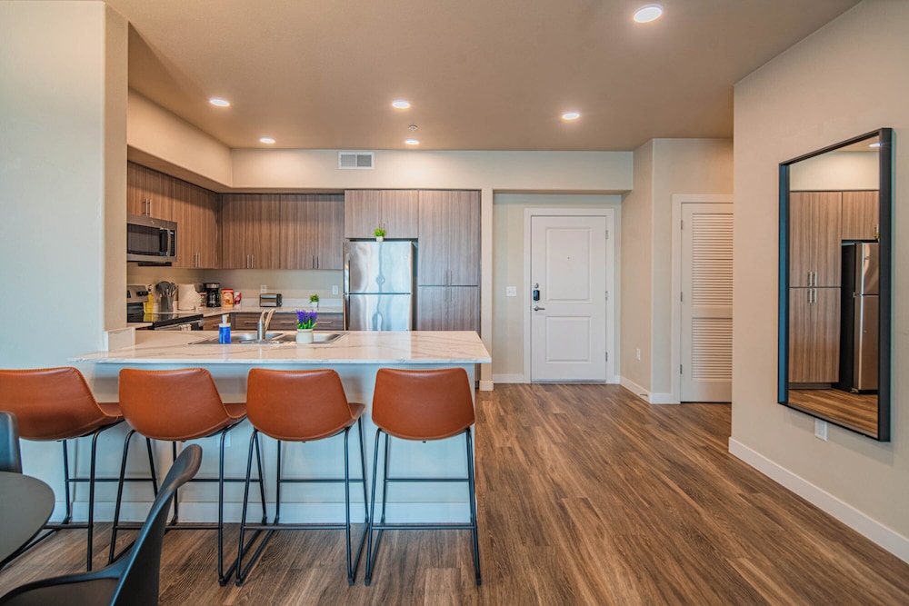 ROVE LIVING/KL - V on Broadway