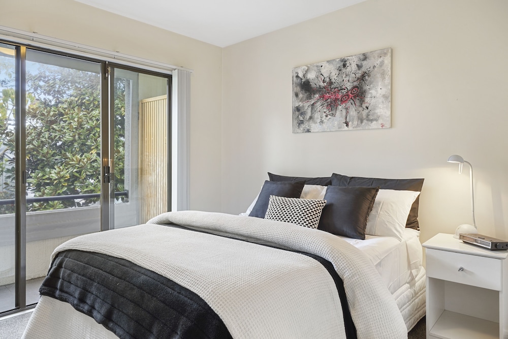 Stylish Central 2BR Apt nr Hospital view 5