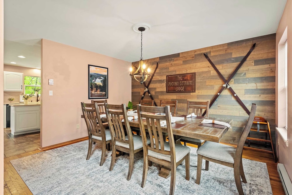Lakeview Retreat w/ Kayaks, Game Room, Firepits Gated Community w/ Lake + Beach Access