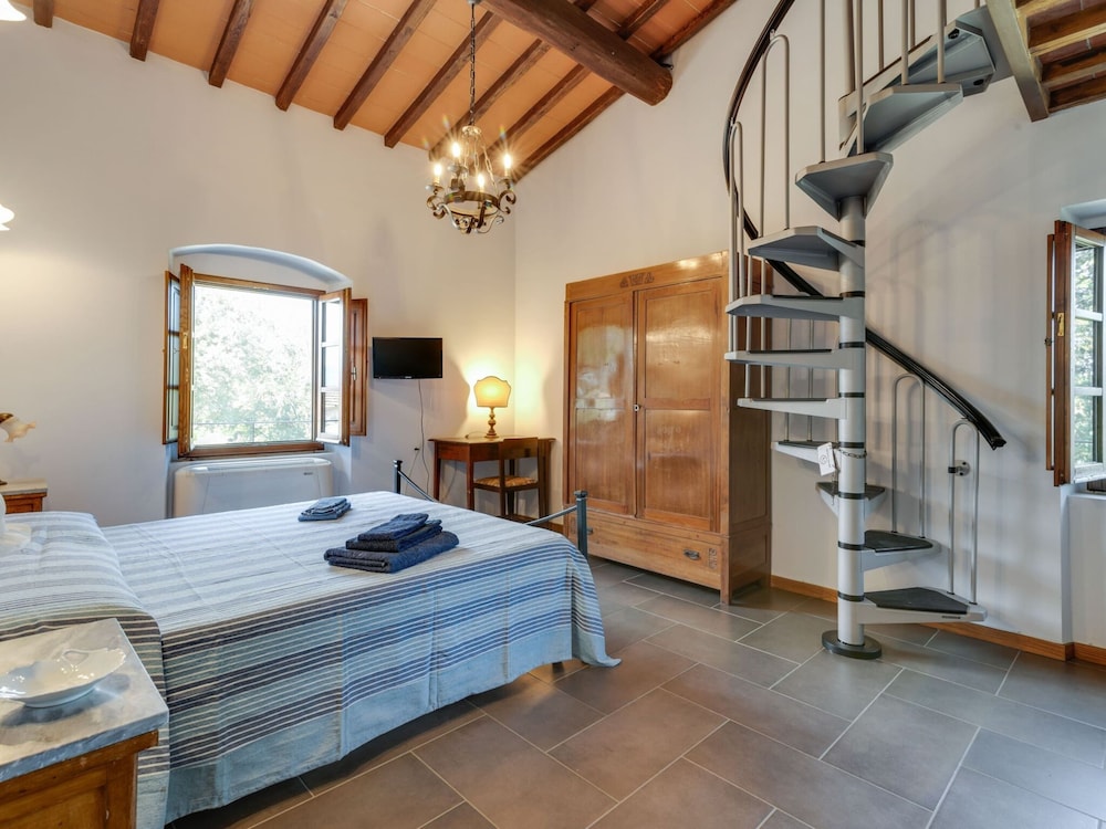 Tranquil Farmhouse in Terranova Bracciolini near Nightlife