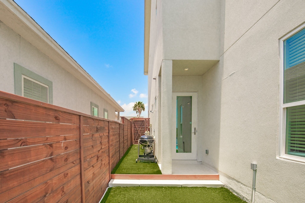 Waterfront Condo With Rooftop + Pool + Boat Slips