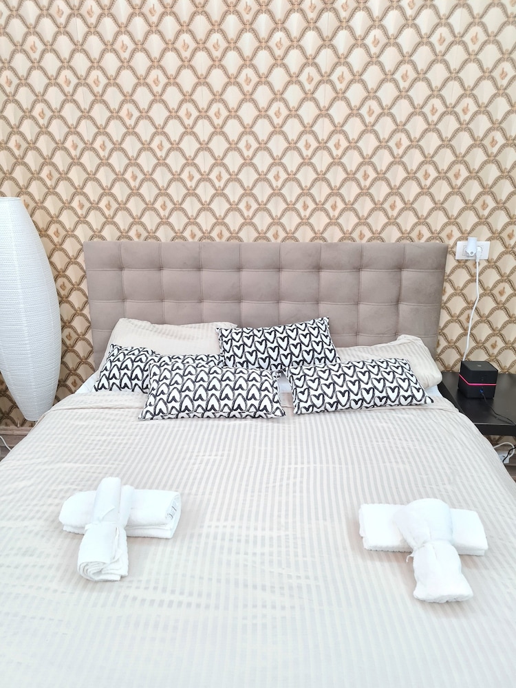 Stunning 1-bed Apartment in București view 3